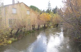 photo de la crue du 25/11/2016, le canal de vaucluse est plein bord, prêt à déborder