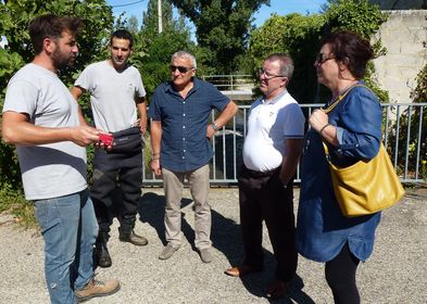 Photo de Gilles PRIORESCHI, Technicien Canal de Vaucluse et Jérémie SEFFUSATTI, garde Canal, expliquant les travaux d’entretien aux élus Serge SOLER, Guy MOUREAU et Dominique ANCEY